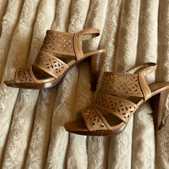 Adrienne Vittadini Shoes - Adrienne Vittadini - lt brown heeled sandals W9